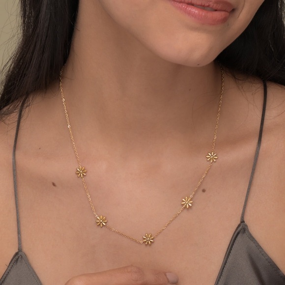 18K Gold Plated Floral Necklace*Dainty Necklace*Flower*Daisy*Waterproof Jewelry - Picture 2 of 10